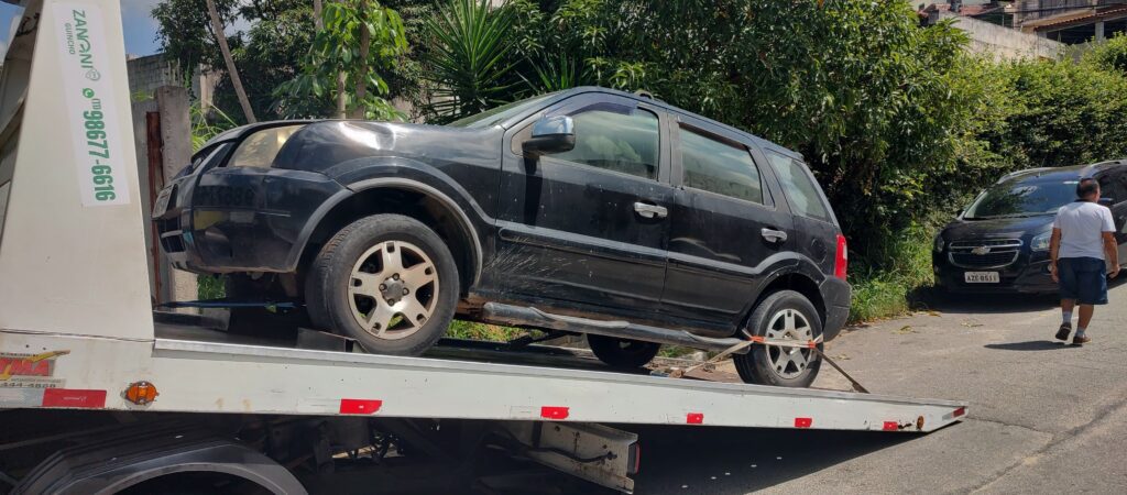 Imagem da retirada de um veículo em Jaraguá